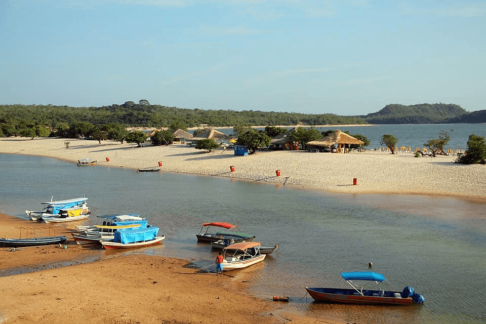 Paisagem da rota Santarém a Alter do Chão, Pará.