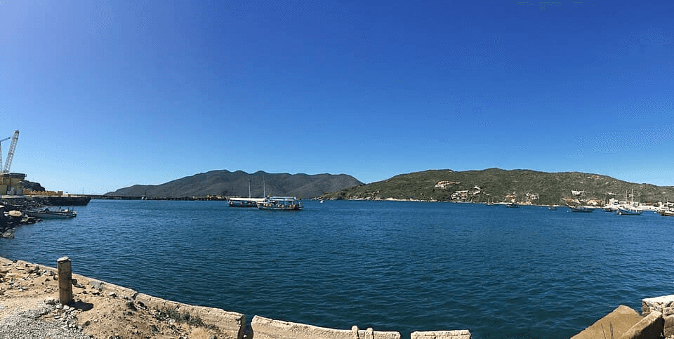 Paisagem da rota Região dos Lagos pela orla, Região dos Lagos.