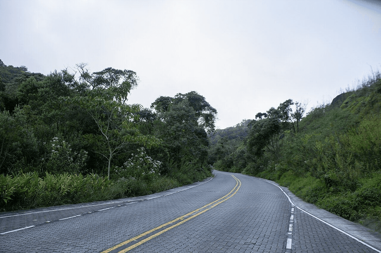 Paisagem da rota Estrada-Parque Cunha–Paraty, Vale do Paraíba.