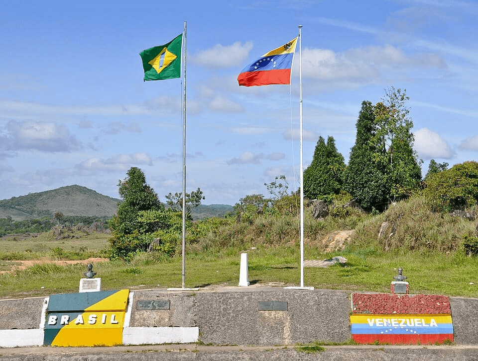 Paisagem da rota Boa Vista a Pacaraima (BR-174), Roraima.