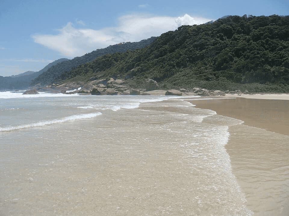 Paisagem da rota Costa Verde: Rio a Angra, Costa Verde.