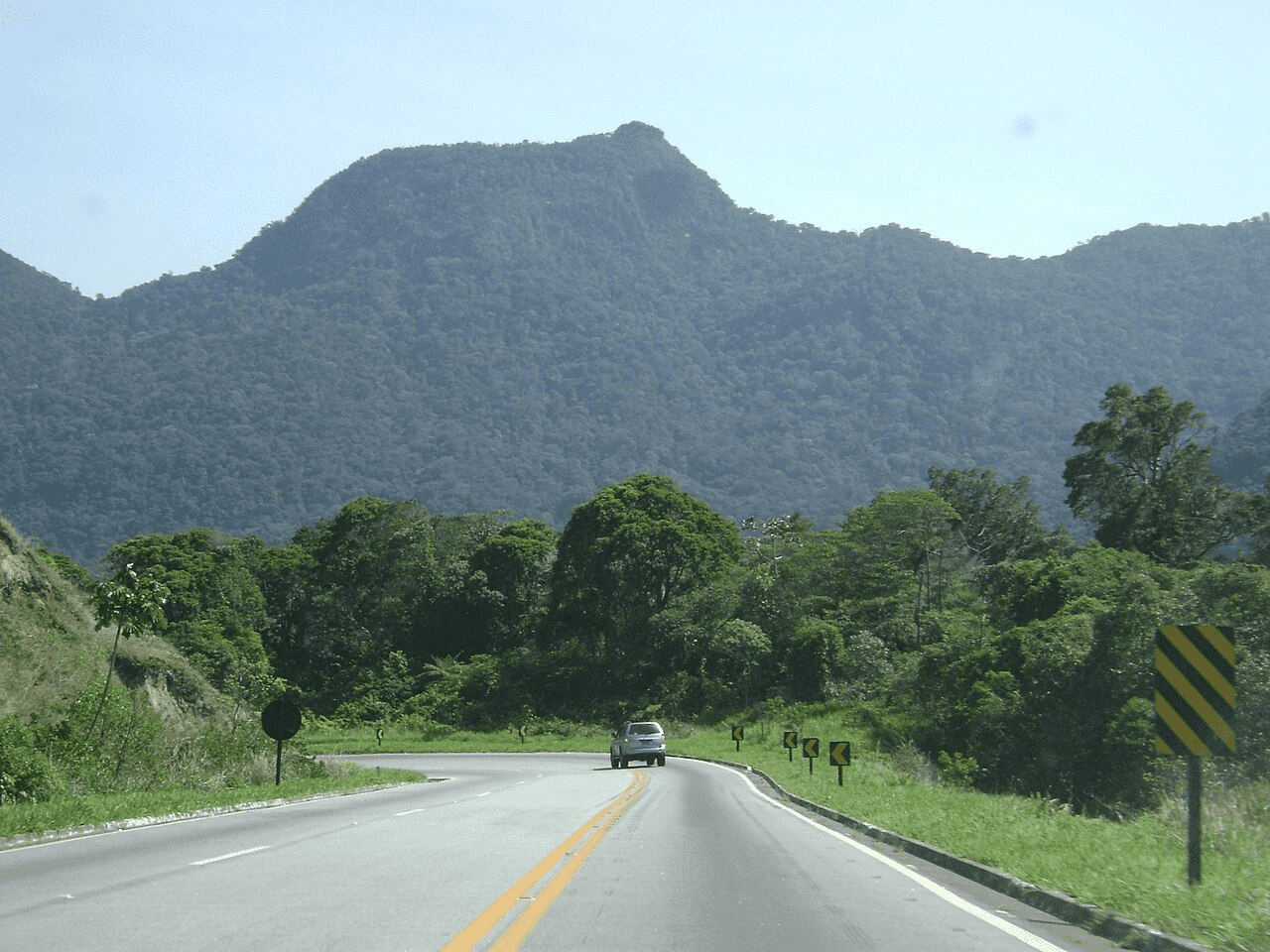 Paisagem da rota Mogi–Bertioga (SP-98), Litoral.
