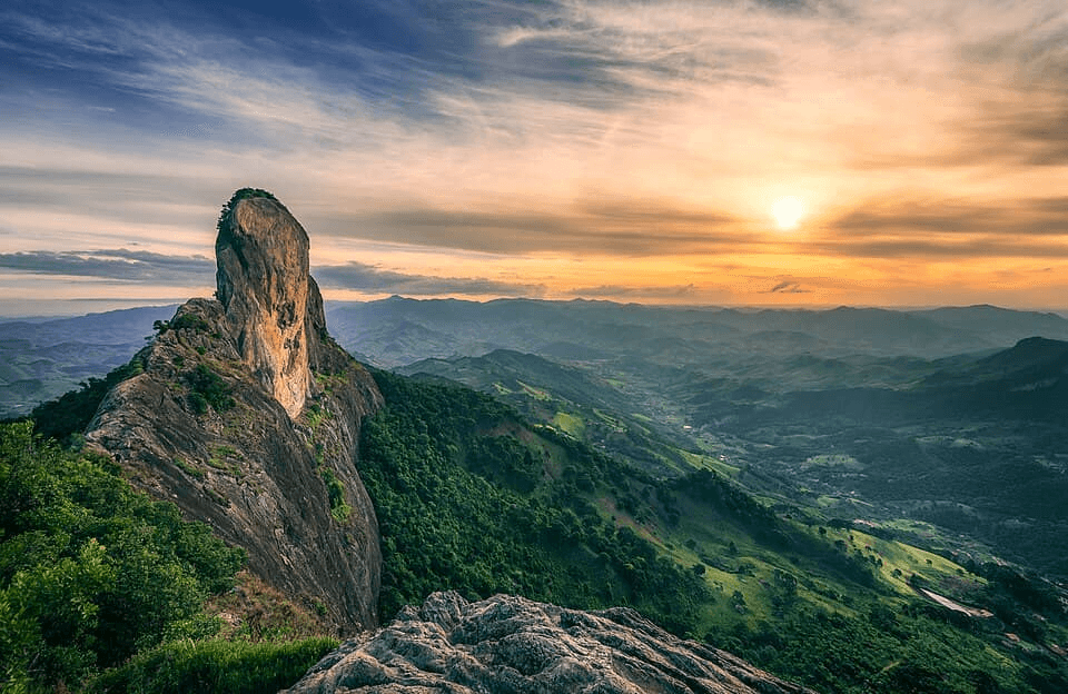 Paisagem da rota Pedra do Baú por Campos do Jordão, Serra da Mantiqueira.