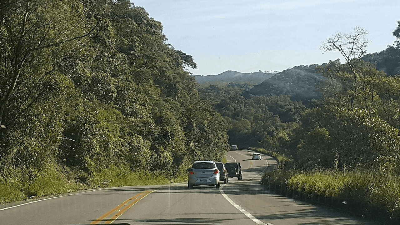 Paisagem da rota Rodovia Oswaldo Cruz: Taubaté a Ubatuba, Vale do Paraíba.