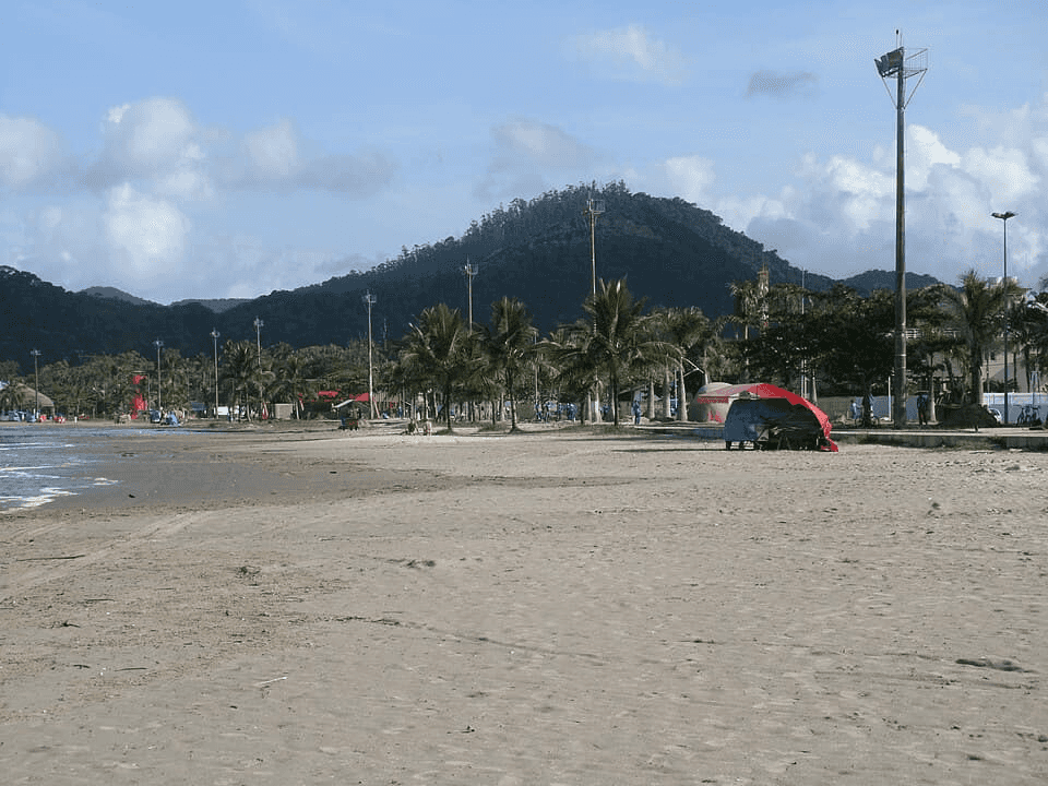 Paisagem da rota Rio–Santos: Bertioga a São Sebastião, Litoral Norte.