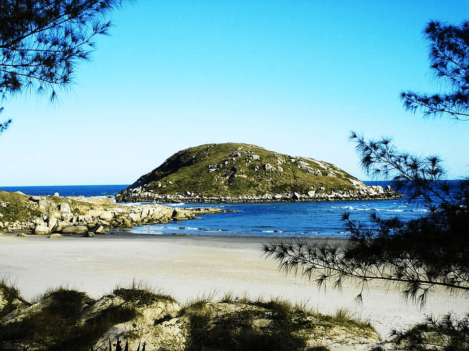 Paisagem da rota Garopaba e Praia do Rosa, Litoral Sul Catarinense.