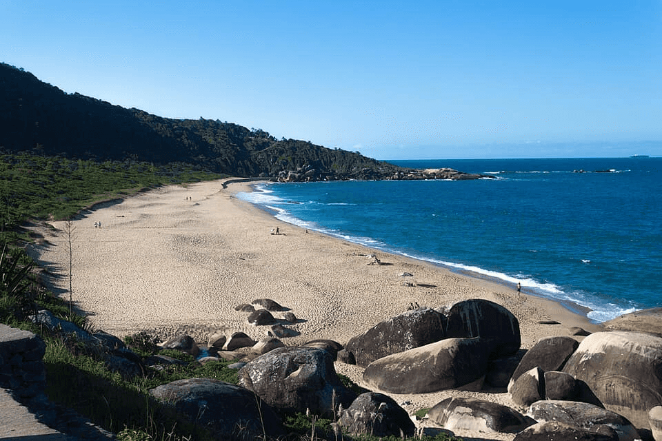 Paisagem da rota Interpraias de Balneário Camboriú, Litoral Catarinense.
