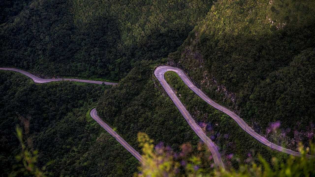A estrada da Serra do Rio do Rastro descendo a encosta em curvas fechadas, no meio da mata.