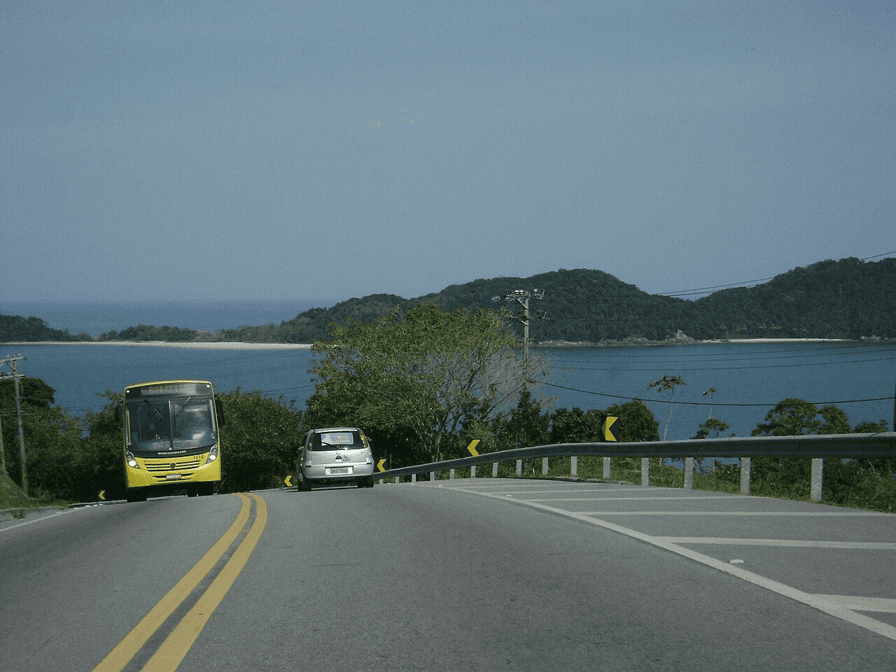 Paisagem da rota Rio–Santos: Caraguatatuba a Paraty, Litoral Norte.