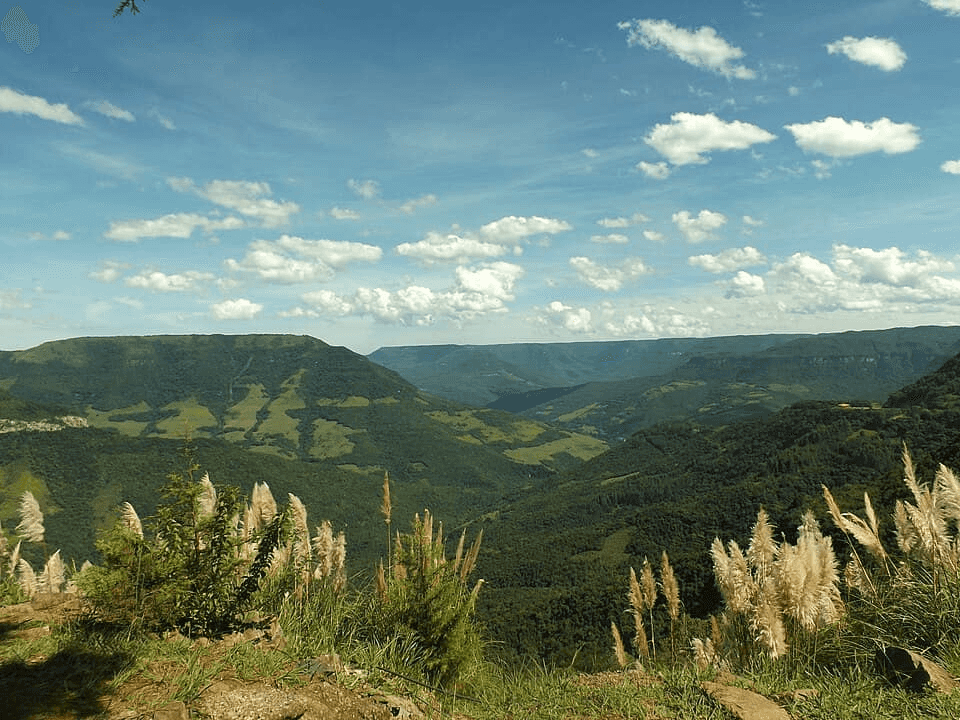 Paisagem da rota Rota do Sol (RS-486), Serra Gaúcha.