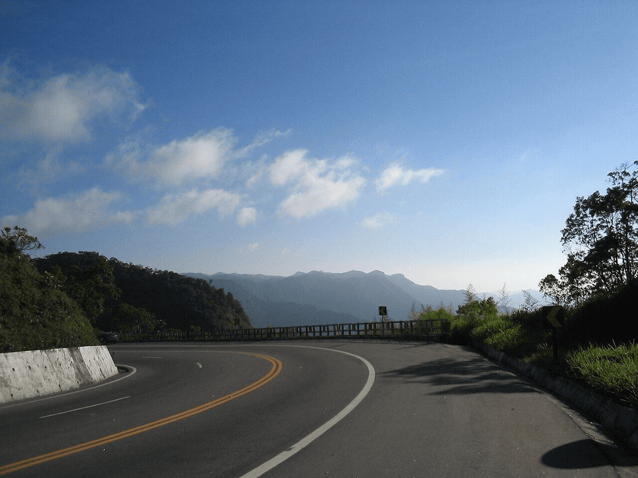 Paisagem da rota Rodovia dos Tamoios, Litoral Norte.